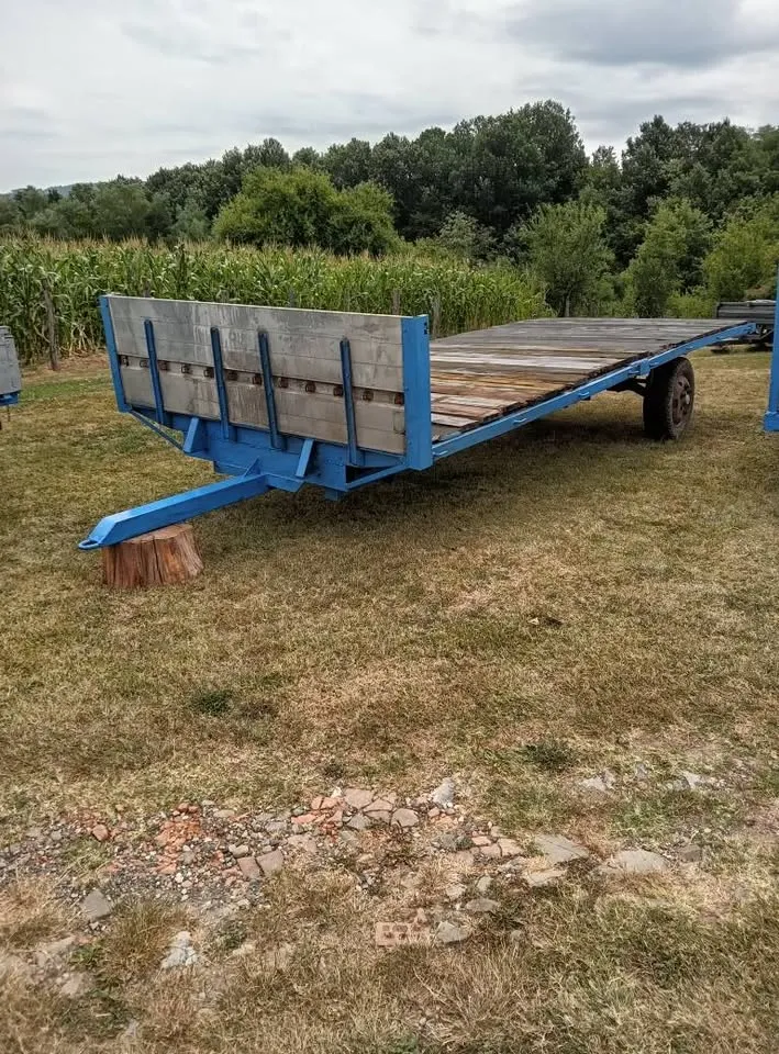 Na prodaju prikolica za seno